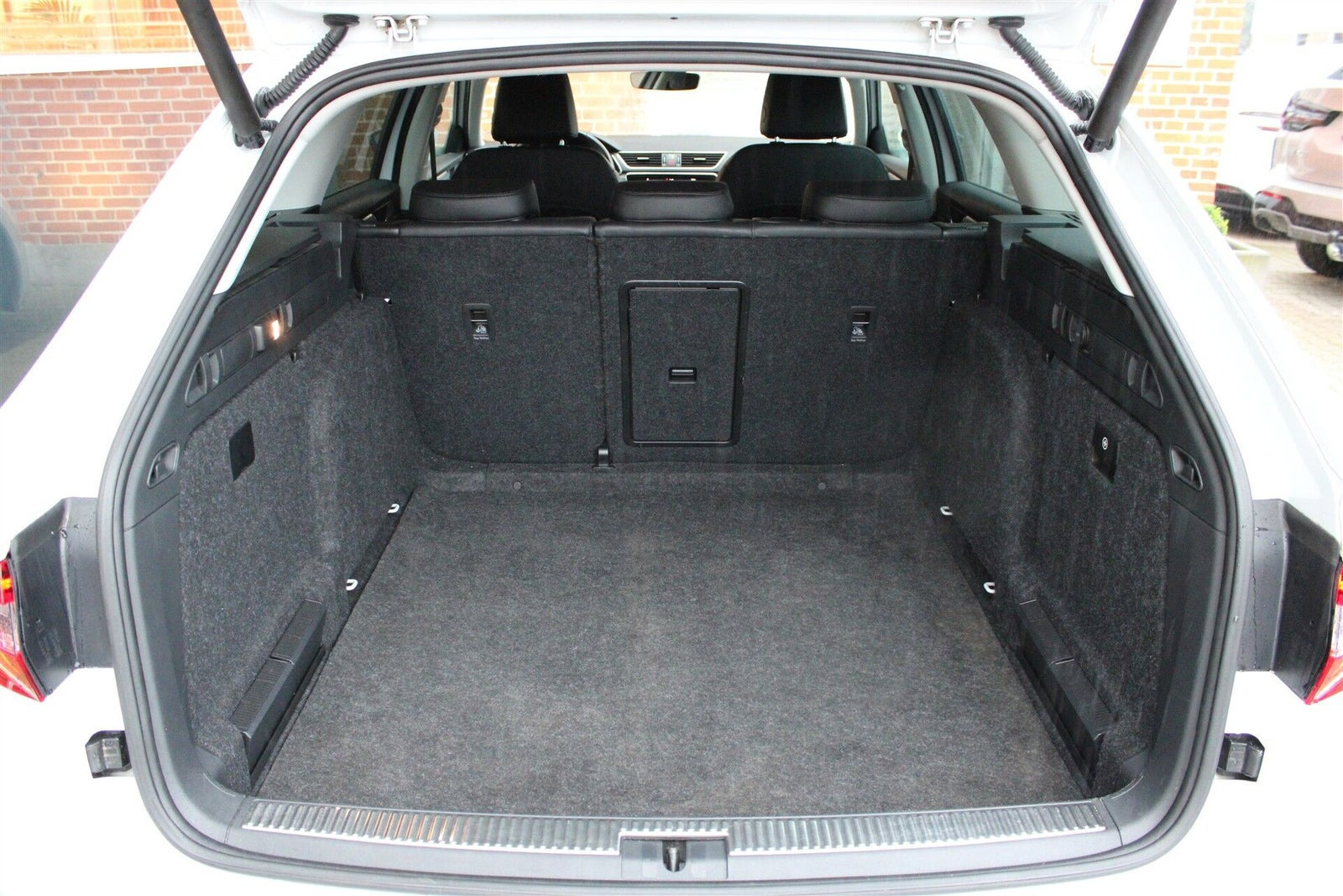 Hvid Skoda Superb fra 2019