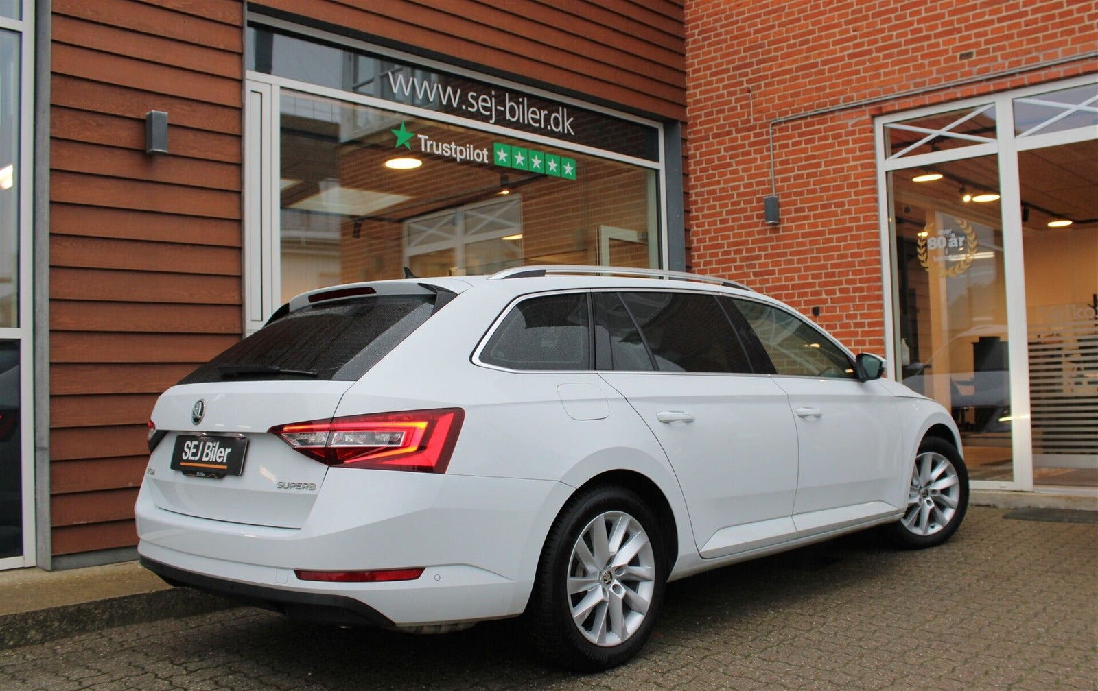 Hvid Skoda Superb fra 2019