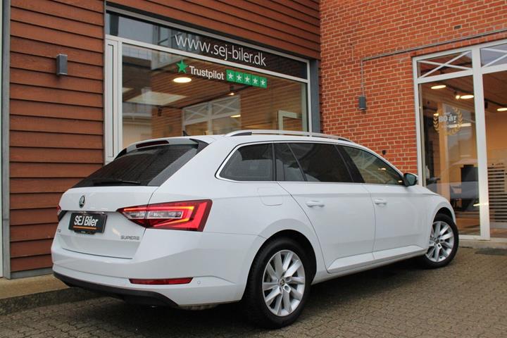 Hvid Skoda Superb fra 2019