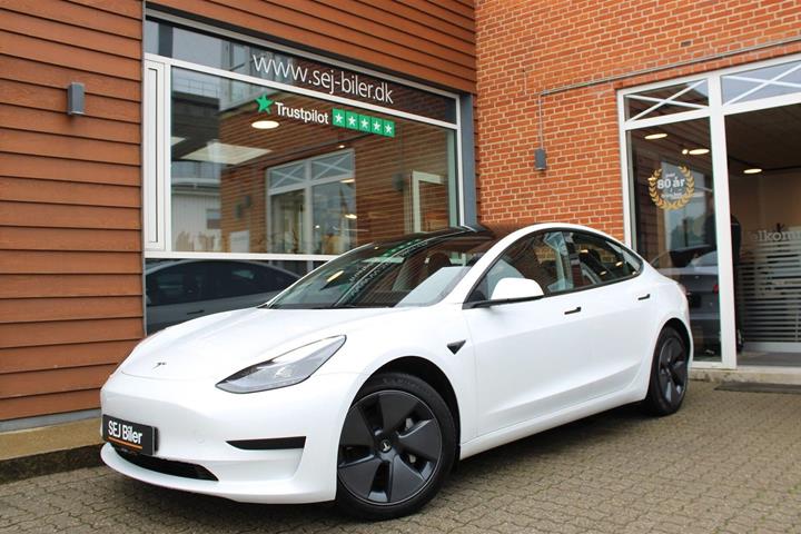 Hvid Tesla Model 3 fra 2023