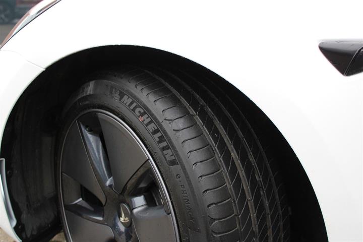 Hvid Tesla Model 3 fra 2023