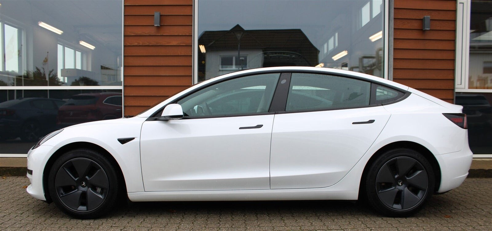 Hvid Tesla Model 3 fra 2023