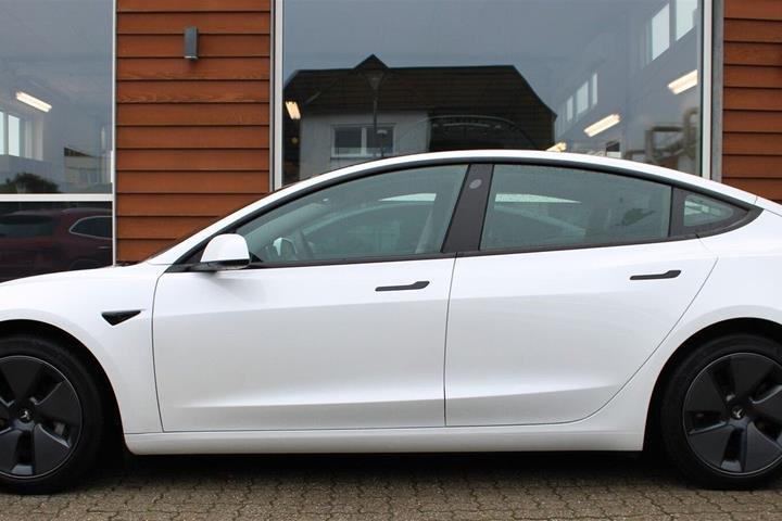 Hvid Tesla Model 3 fra 2023