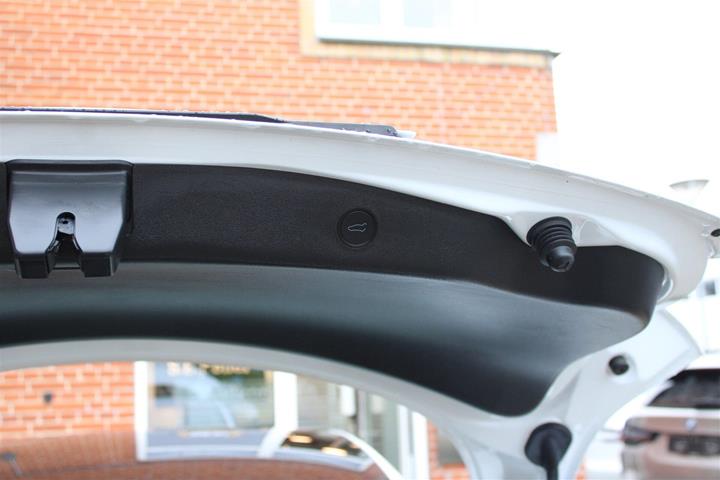 Hvid Tesla Model 3 fra 2023