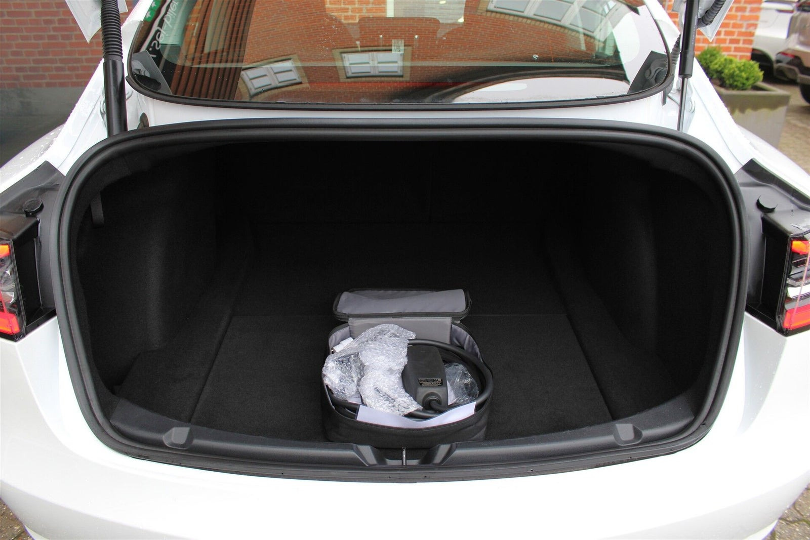 Hvid Tesla Model 3 fra 2023