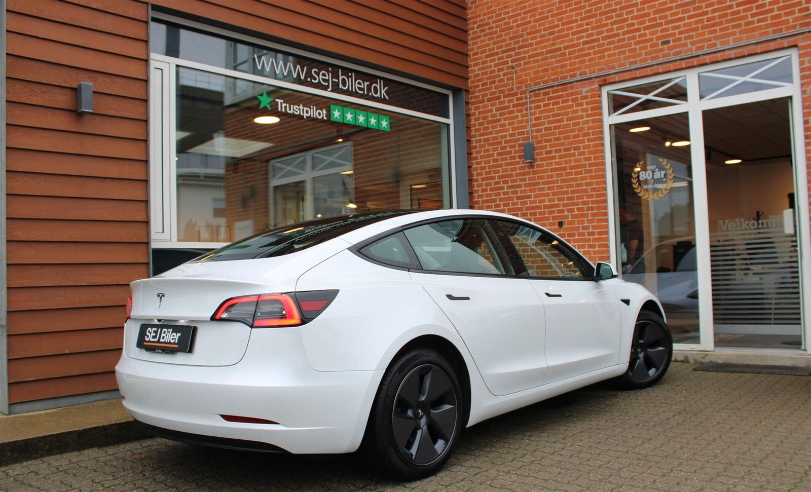 Hvid Tesla Model 3 fra 2023