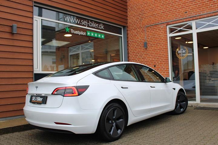 Hvid Tesla Model 3 fra 2023