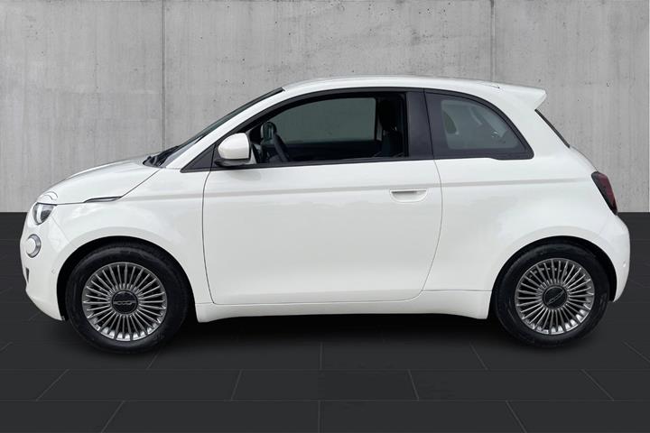 Hvid Fiat 500e fra 2023