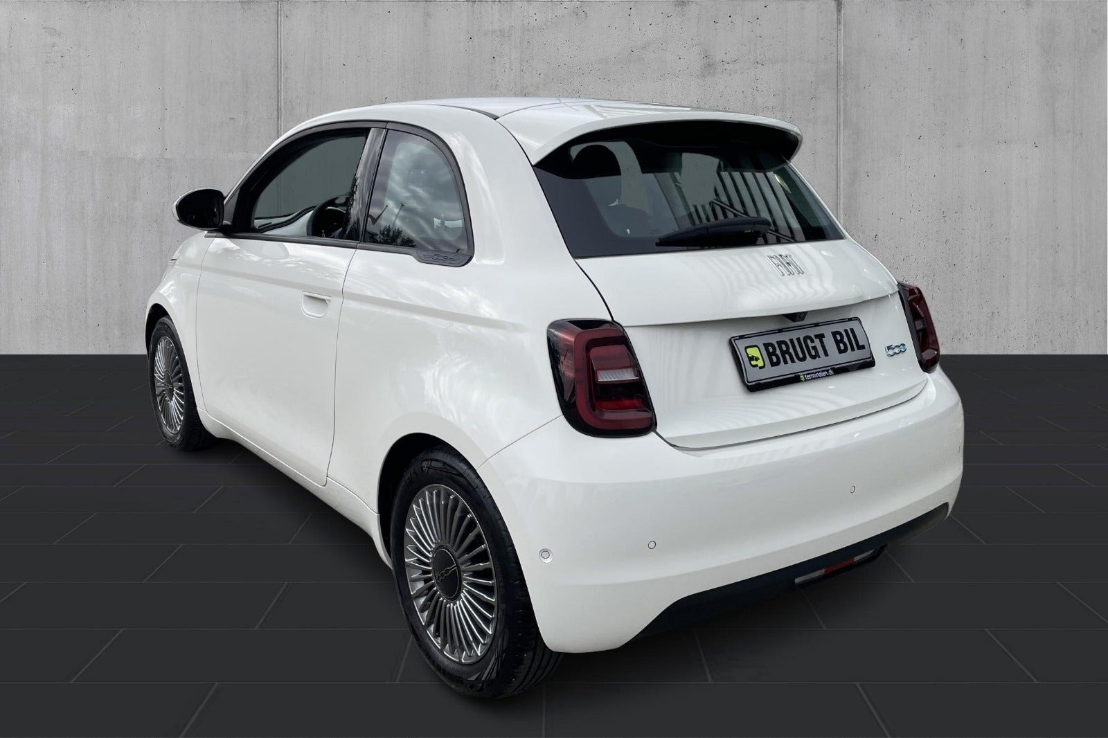 Hvid Fiat 500e fra 2023