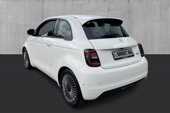Hvid Fiat 500e fra 2023