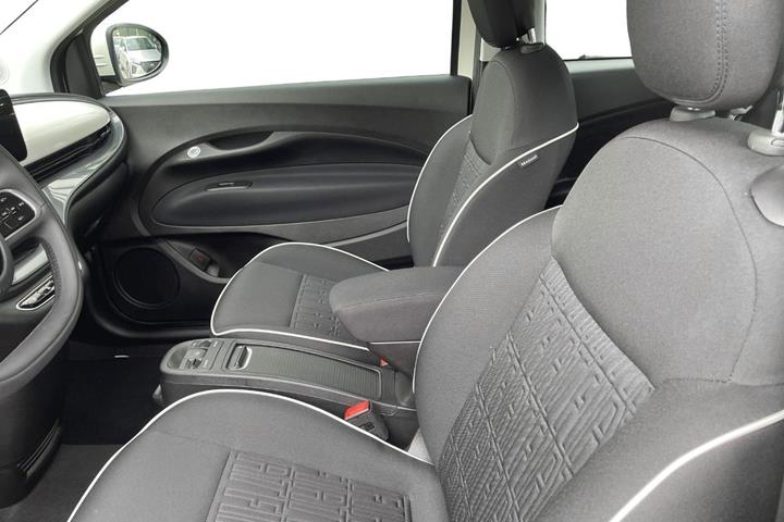 Hvid Fiat 500e fra 2023