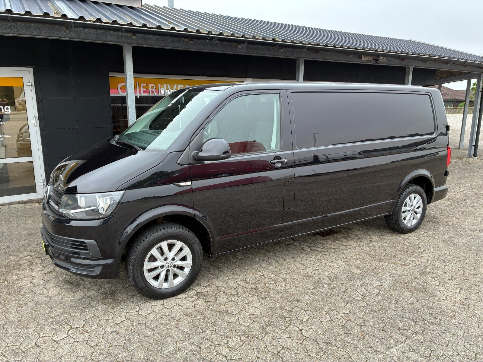 Sort VW Transporter fra 2016