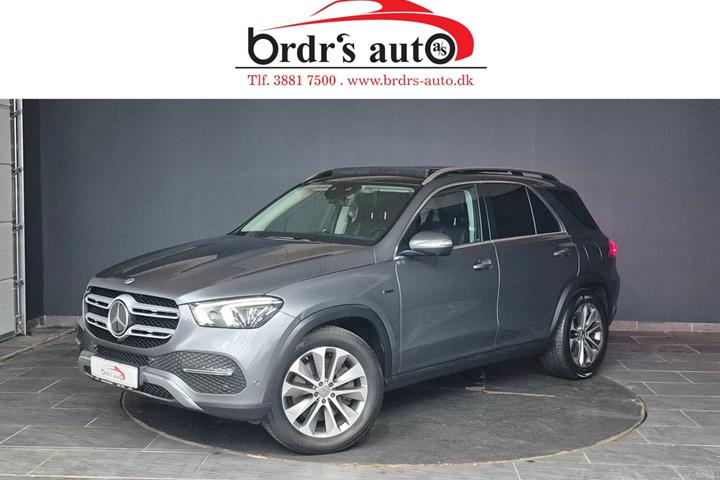 Grå Mercedes GLE350 de fra 2022 set udefra