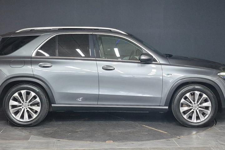 Grå Mercedes GLE350 de fra 2022