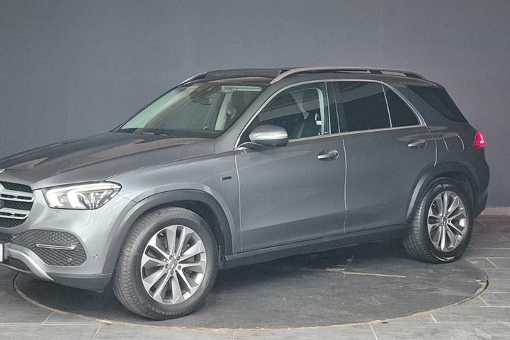 Grå Mercedes GLE350 de fra 2022