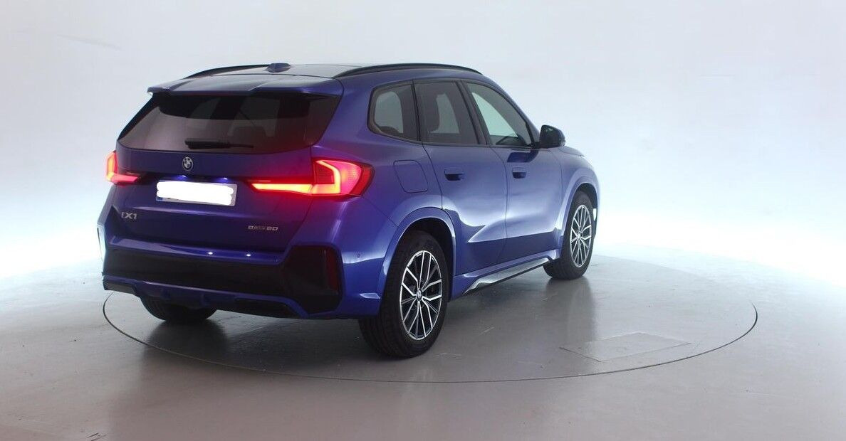 Blå BMW iX1 fra 2026