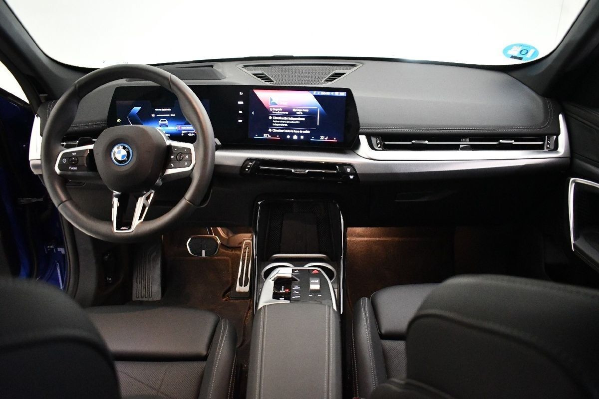 Blå BMW iX1 fra 2026