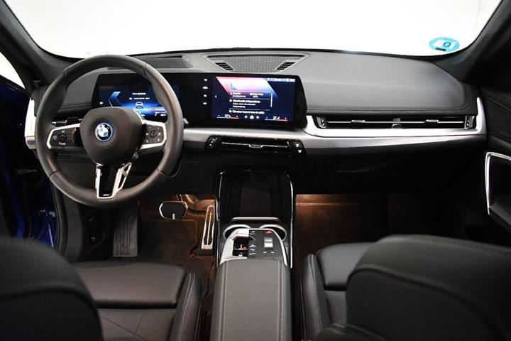 Blå BMW iX1 fra 2026