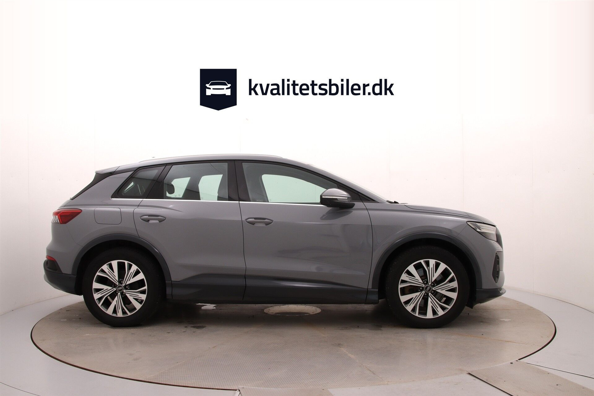 Grå Audi Q4 fra 2023