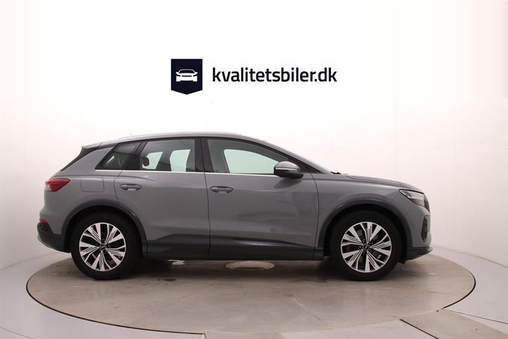 Grå Audi Q4 fra 2023