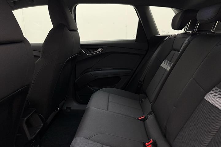 Grå Audi Q4 fra 2023
