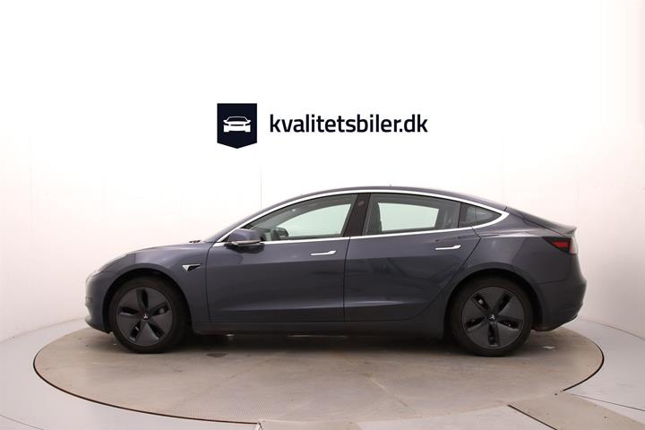 Grå Tesla Model 3 fra 2020