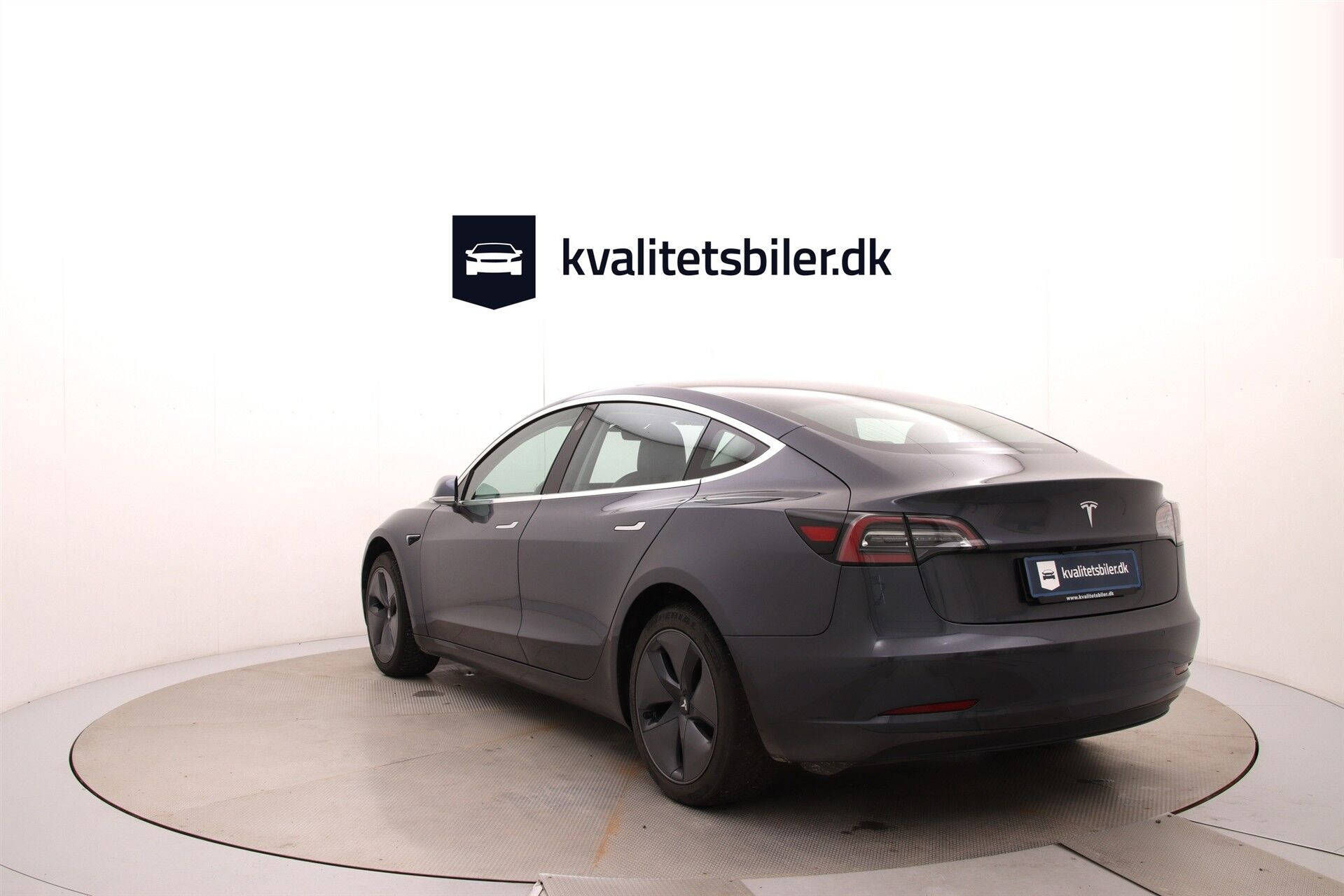 Grå Tesla Model 3 fra 2020