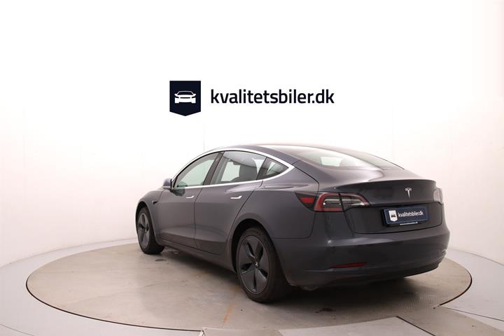 Grå Tesla Model 3 fra 2020