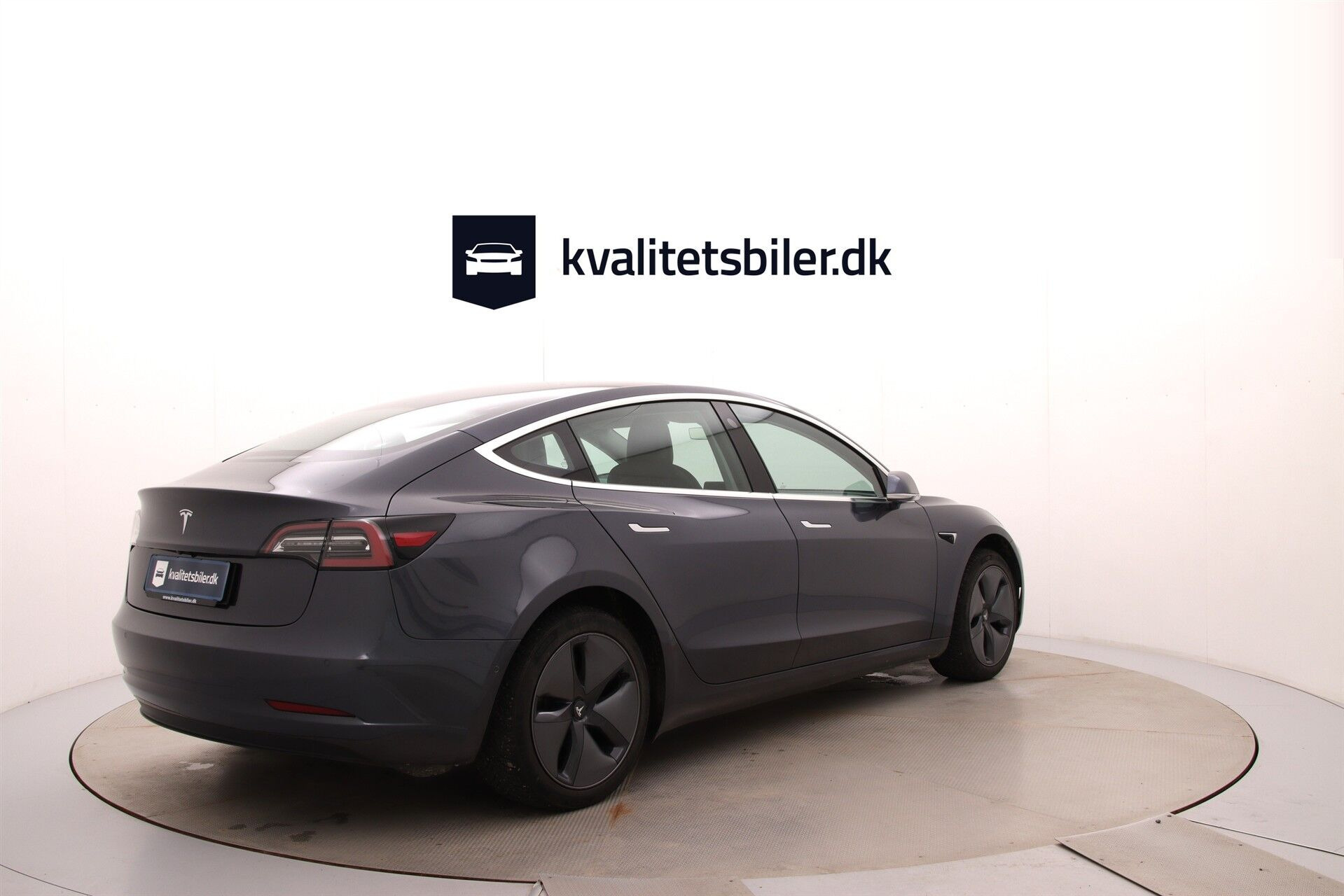 Grå Tesla Model 3 fra 2020