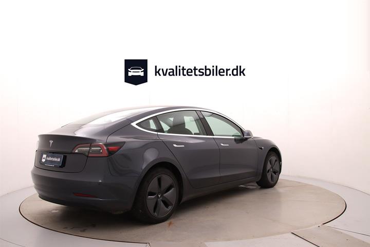 Grå Tesla Model 3 fra 2020