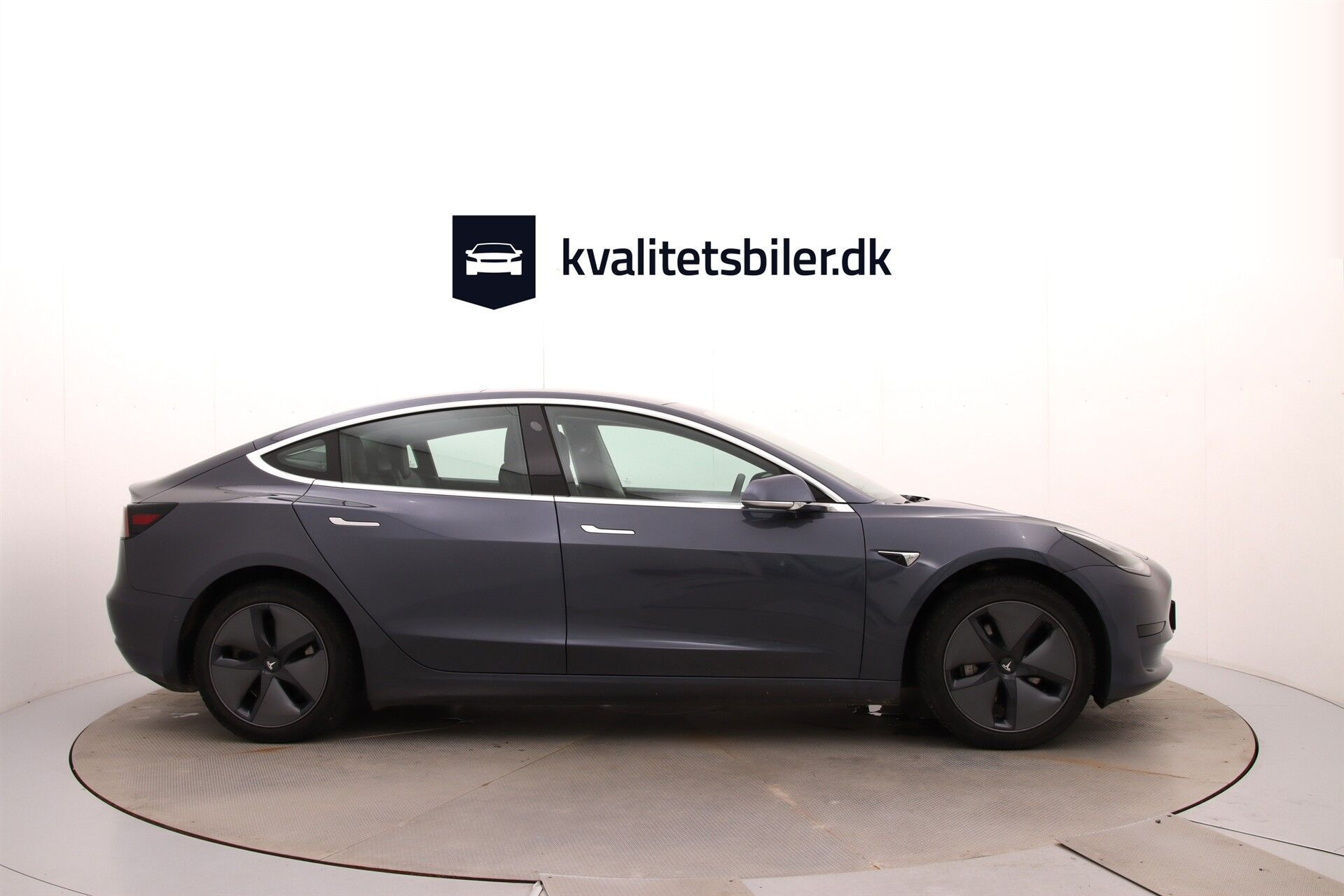Grå Tesla Model 3 fra 2020