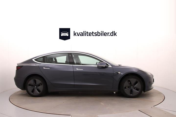 Grå Tesla Model 3 fra 2020