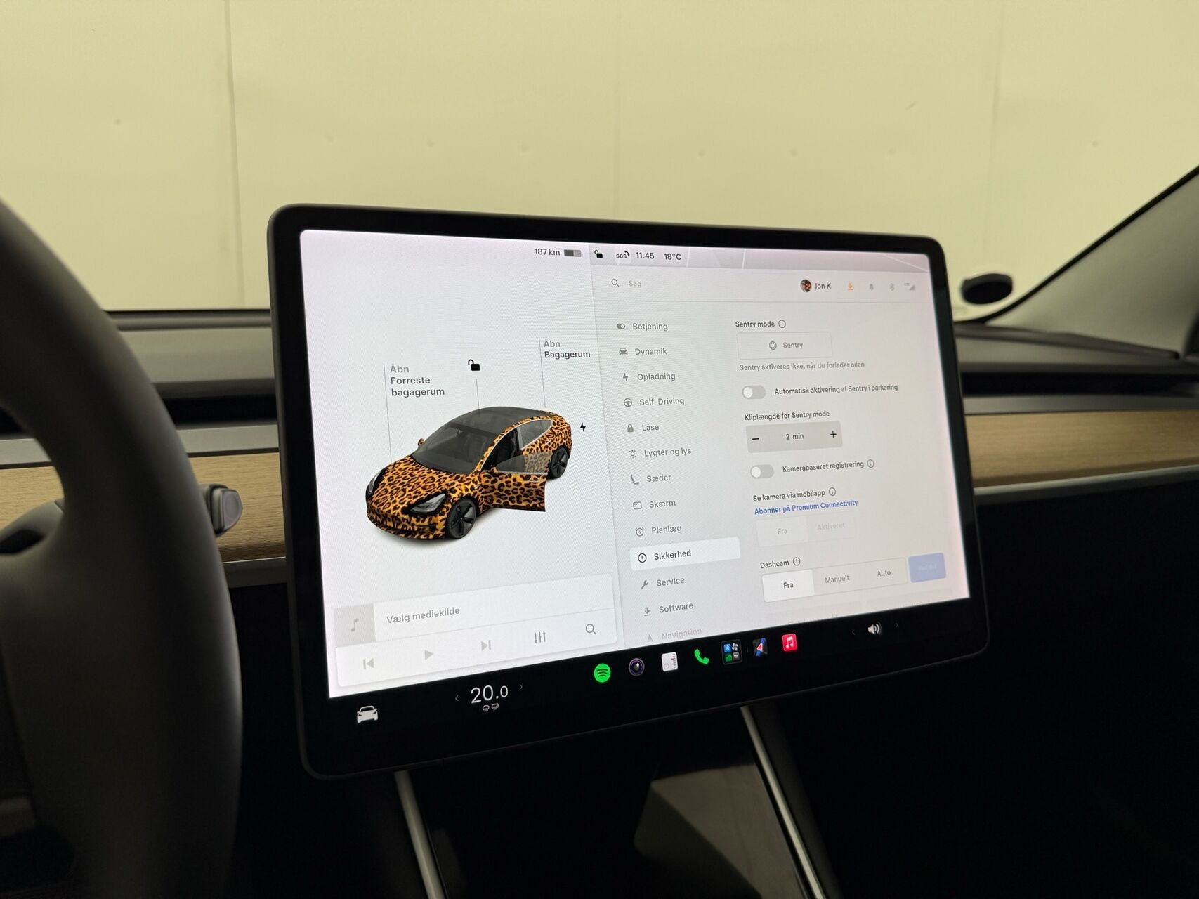Grå Tesla Model 3 fra 2020