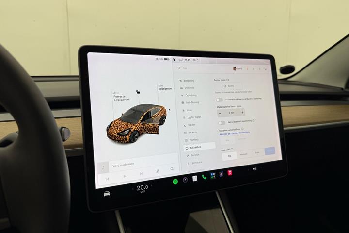 Grå Tesla Model 3 fra 2020