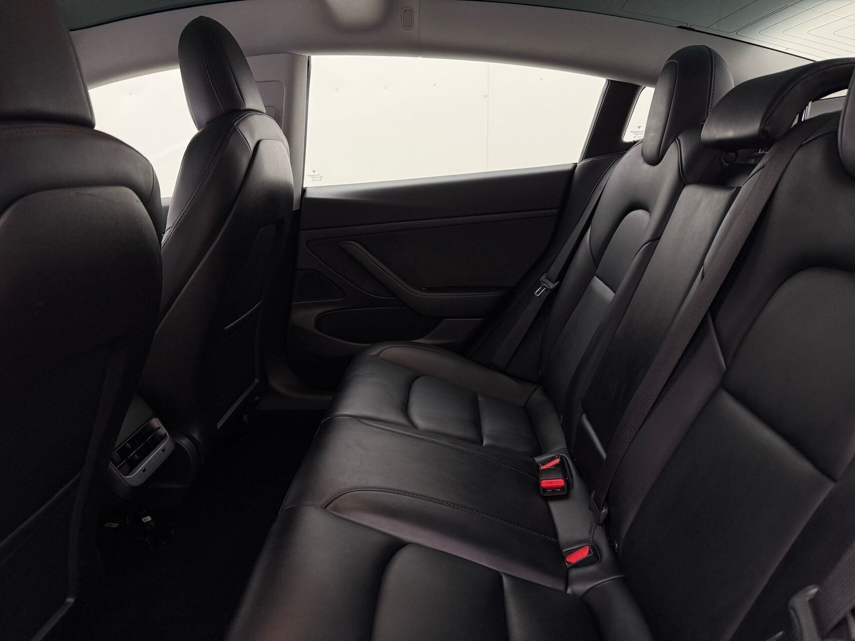 Grå Tesla Model 3 fra 2020