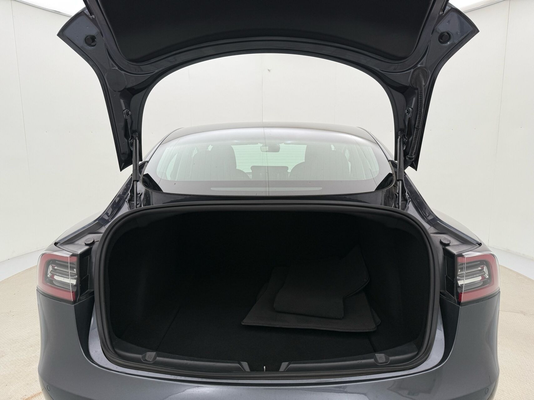 Grå Tesla Model 3 fra 2020
