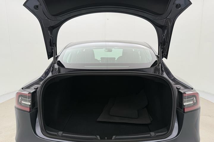 Grå Tesla Model 3 fra 2020