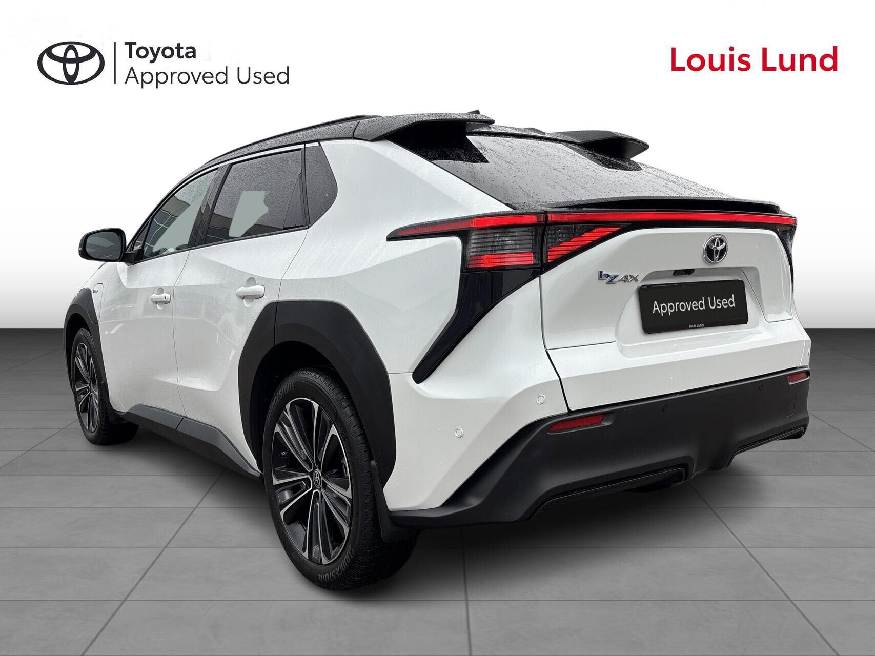 Hvid Toyota BZ4X fra 2025