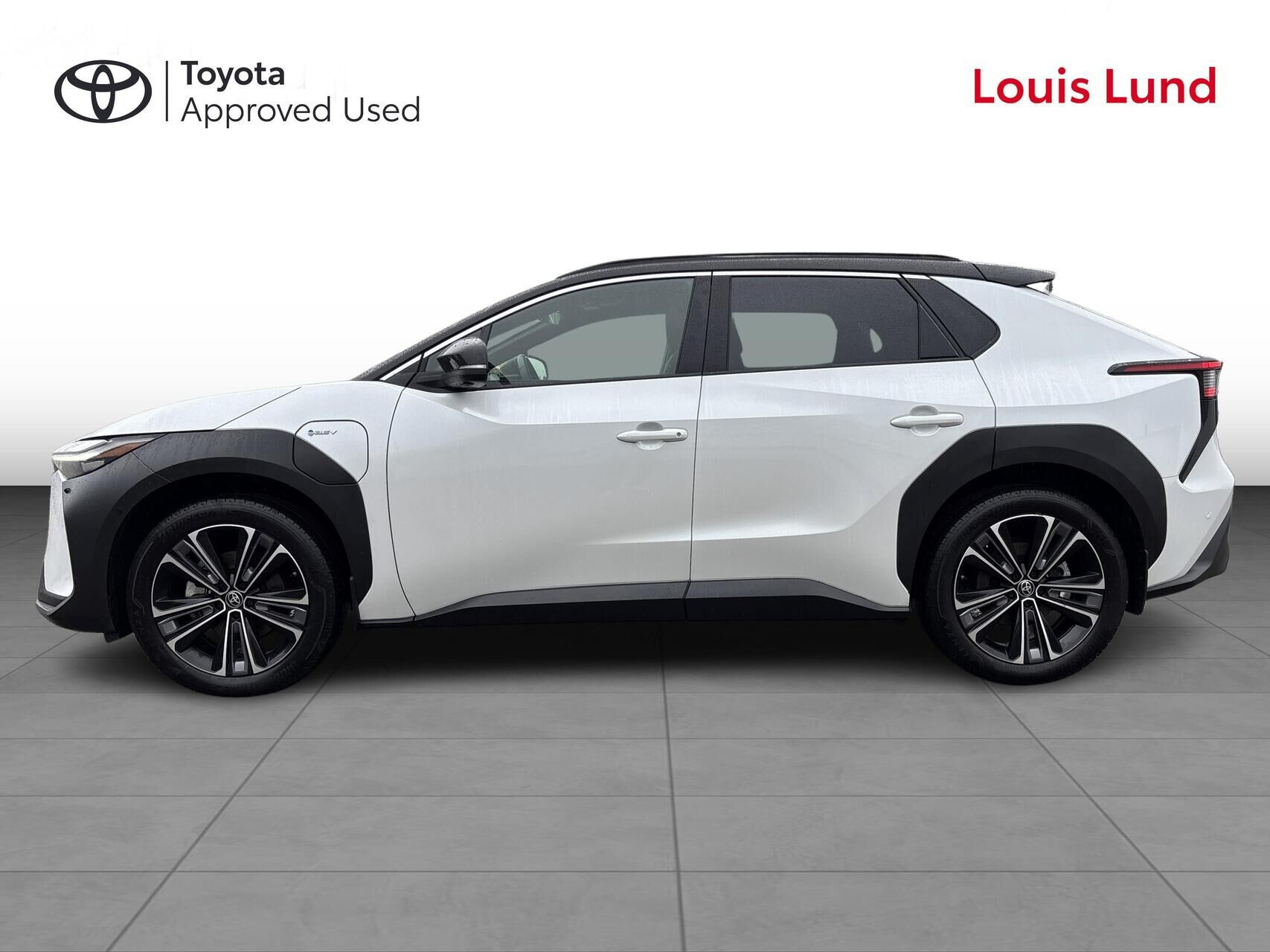 Hvid Toyota BZ4X fra 2025