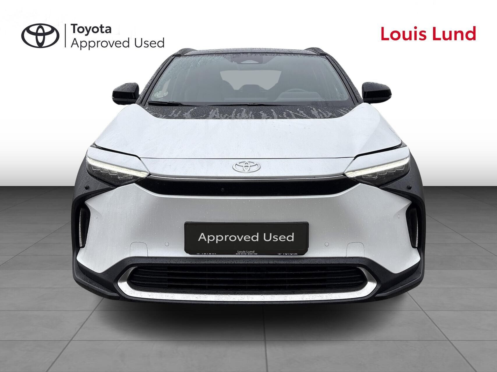 Hvid Toyota BZ4X fra 2025