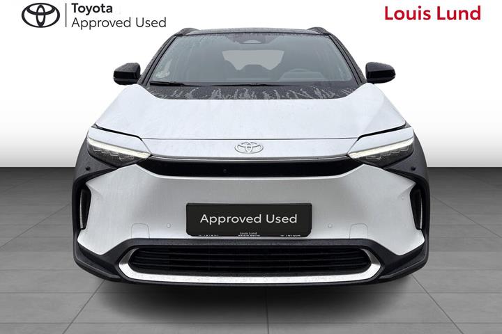 Hvid Toyota BZ4X fra 2025