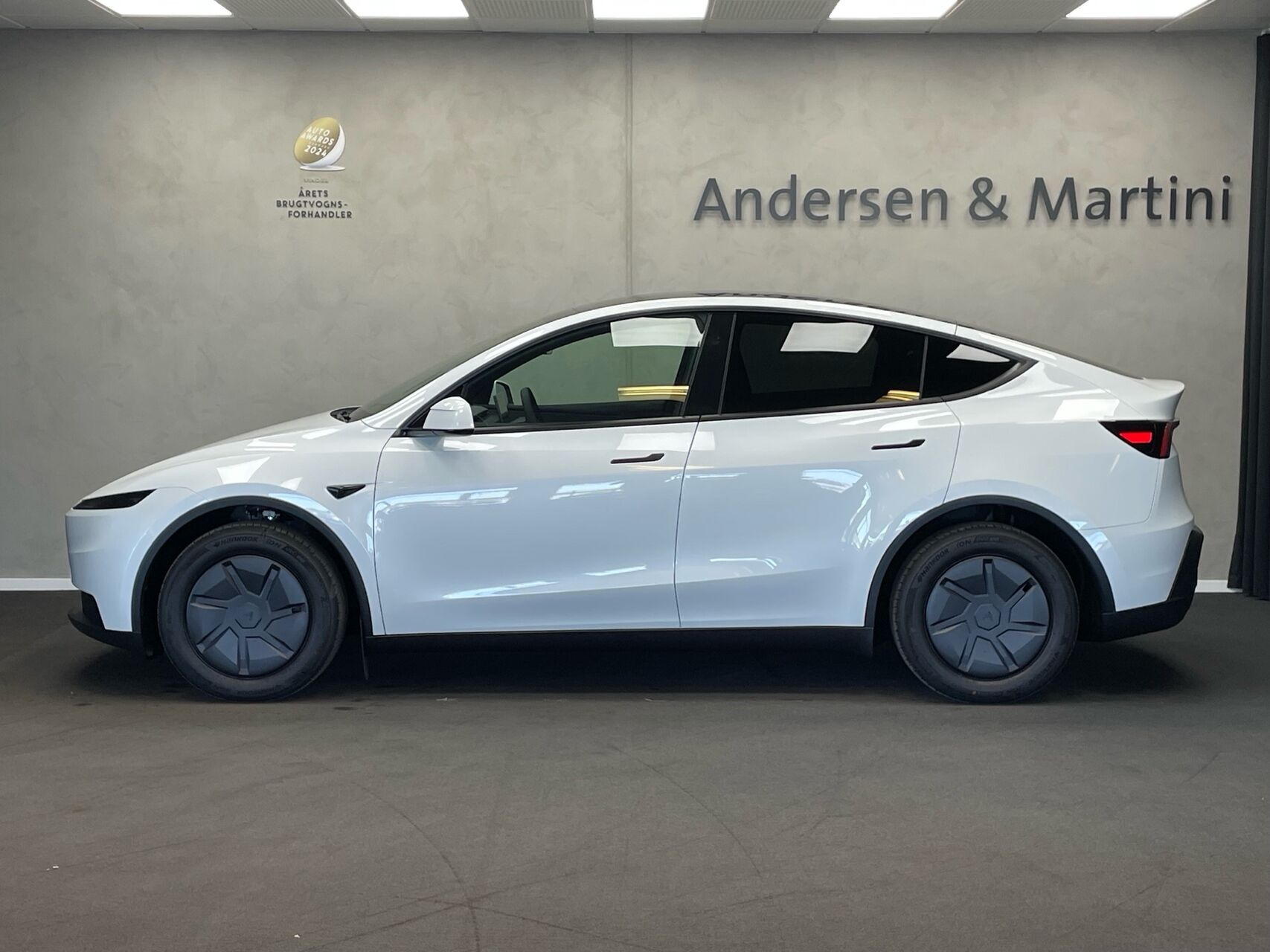 Hvid Tesla Model Y fra 2026