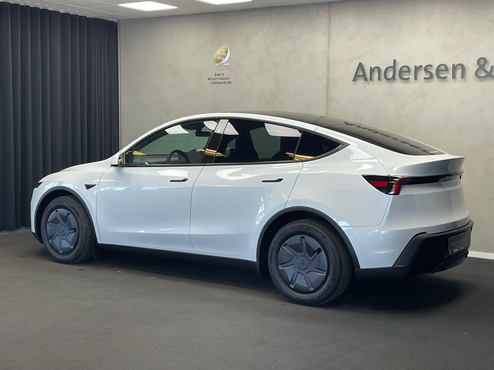 Hvid Tesla Model Y fra 2026