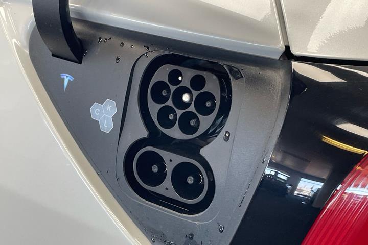 Hvid Tesla Model Y fra 2026