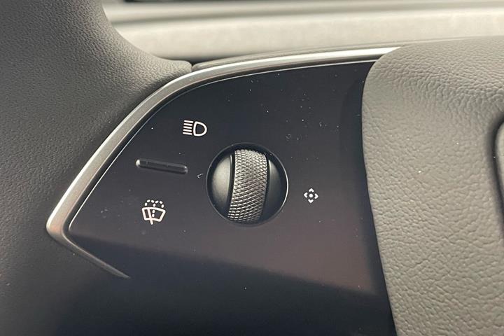 Hvid Tesla Model Y fra 2026