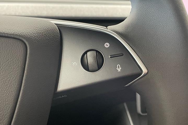 Hvid Tesla Model Y fra 2026