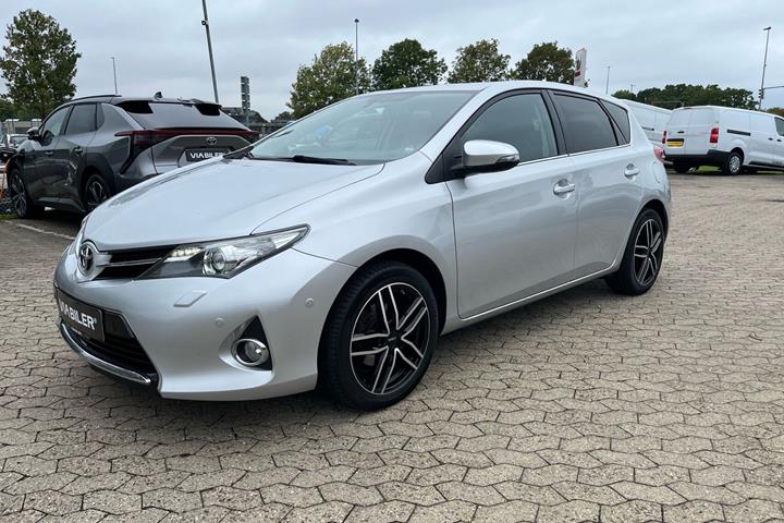 Sølv Toyota Auris fra 2015 set udefra