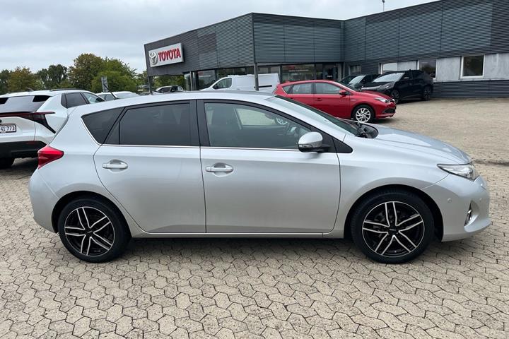 Sølv Toyota Auris fra 2015