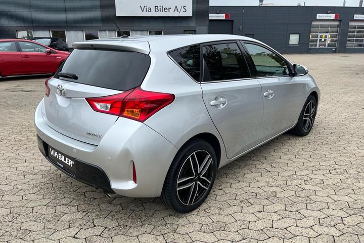 Sølv Toyota Auris fra 2015