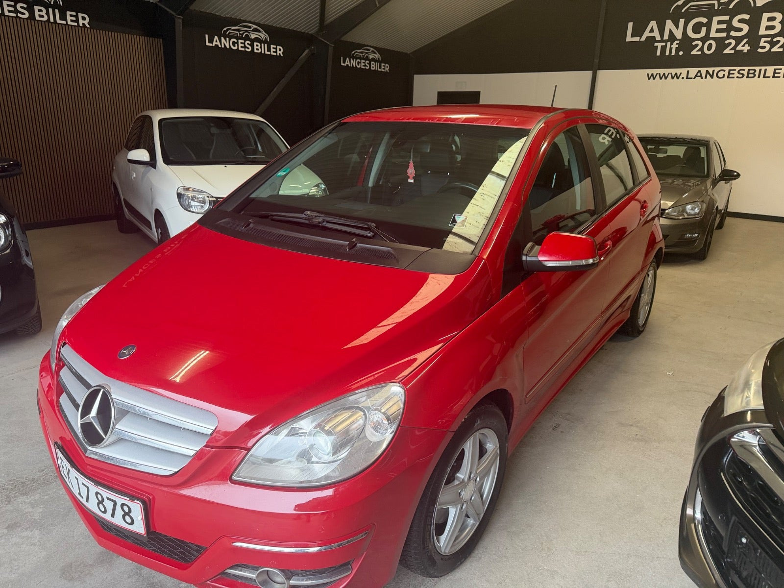 Rød Mercedes B200 fra 2010